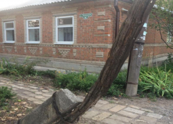 Многострадальный столб на Поселковой в Таганроге грозит падением 