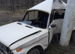 В Таганроге ВАЗ-21061 врезался в придорожный столб