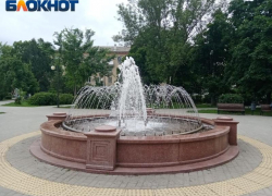 Таганрог: работу фонтана на Октябрьской площади продлили на час