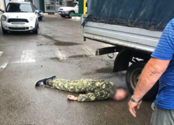 На автозаправке в Таганроге мужчина разбил голову под колесами собственной машины