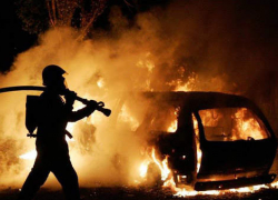 В Таганроге глубокой ночью загорелся автомобиль 