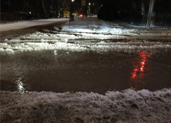 «Научиться ходить по воде»: снегопад парализовал пешеходную инфраструктуру Таганрога