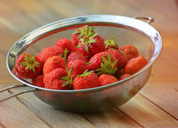 Что потребуется кроме зрения: как выбрать не отравленную клубнику - совет таганрожцам