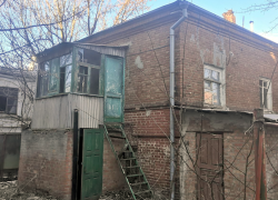 Крупный пожар в заброшенном здании на улице Чехова в Таганроге ликвидирован