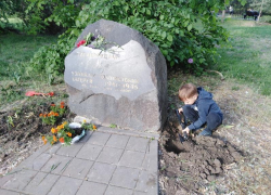 Таганрогский блогер с сыновьями убрал забытый всеми памятник