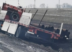 Большегруз съехал с трассы в кювет под Таганрогом