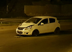 Устроивший ДТП на проклятом перекрестке Таганрога водитель "Опеля" бросил машину на месте аварии