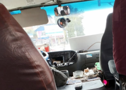 Нервный водитель маршрутки в Таганроге грубит пассажирам, невзирая на транспортные ревизии