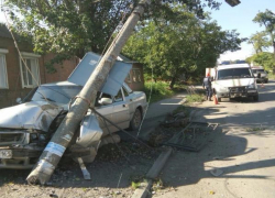  Потерявший за рулем сознание водитель протаранил на легковушке бетонный столб