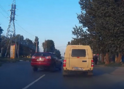 Красный «Лексус» едва не сбил троих пешеходов на "зебре" в Таганроге