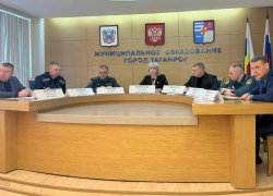 В центре Таганрога работают сапёры, а родители просят отменить занятия в школах