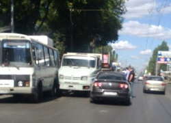 В Таганроге произошло тройное ДТП с участием автобуса