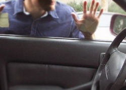 В Таганроге из автомобиля украли ноутбук