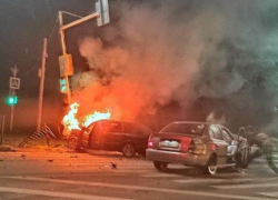 В Таганроге после аварии загорелся автомобиль