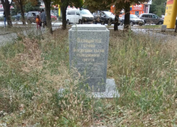 Памятник чернобыльцам зарос бурьяном в Таганроге