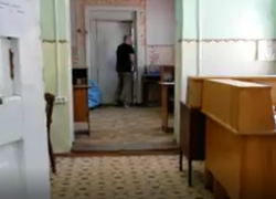 Похожее на старый флигель, таганрогское отделение почты застряло в 90-х