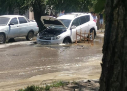  Автоледи на «Тойоте» провалилась под асфальт у Старого вокзала Таганрога