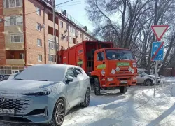 Парковка у мусорных баков: почему из-за одной машины может не приехать мусоровоз