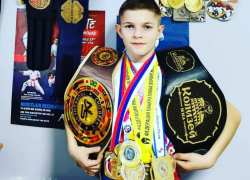 В копилке побед таганрогского бойца Руслана Томилова к 12 годам уже 102 медали  