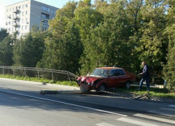 BMW на скорости влетела в ограждение в Таганроге