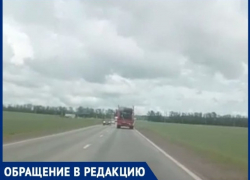 Прямо на дорогу: таганрожец обнаружил грузовую машину, с которой сыпется бытовой мусор