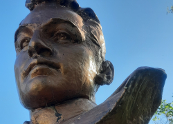 Старые раны разболелись у памятника герою в Таганроге 