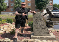 Рокер из "Lumen"* приехал в Таганрог и расписался на арт-объекте, созданном в честь его коллектива