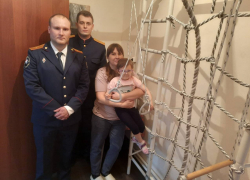 Офицеры СКР исполнили мечту маленькой Виктории, живущей под Таганрогом