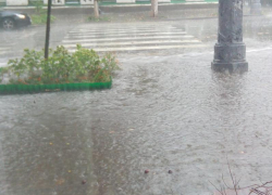 Ливневок нет, но вы держитесь: Таганрог снова по колено в воде
