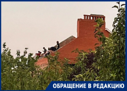 Подростки устраивают квесты на крыше заброшенного двухэтажного дома в Таганроге 