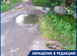 На одном из переулков города открытый люк угрожает безопасности людей 