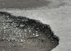 "Гагарин со стыда сгорел бы": дорога у школы № 3 продолжает разрушаться, несмотря на жалобы таганрожцев