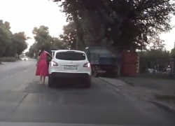 Опрометчивый маневр очаровательной шатенки на дороге в Таганроге привел к серьезной аварии