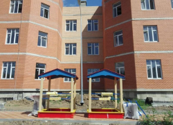 В Таганроге стали собирать площадку для детского сада, который откроют в декабре