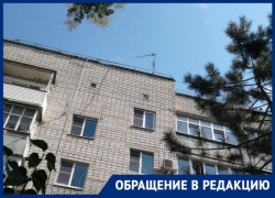 Куски бетона падают на головы детям и родителям в доме по ул. Греческой в Таганроге