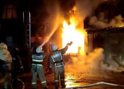 Таганрожцев спасли из пожара в двухэтажном доме