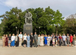 В День памяти Чехова к его памятнику возложили цветы