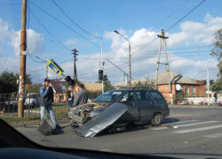 В "женском" ДТП в Таганроге пострадал дорожный знак