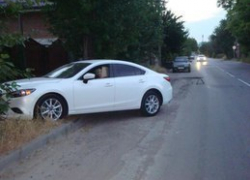 В Таганрога автоледи на Mazda 6, въехала глубокую яму и получила травмы