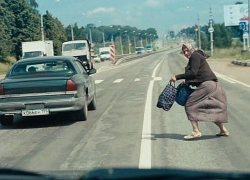 Прыгающая под колеса бабка-экстремал стала грозой водителей в Ростовской области
