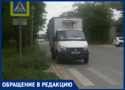 В Таганроге автохам перекрыл дорогу, устроил парковку у перехода