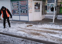 За 1 день в Таганроге на дороги высыпали 361 тонну пескопасты 
