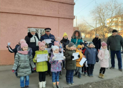 "Пусть дорога будет доброй": детский сад «Здоровый ребёнок» вместе с инспекторами ГИБДД Таганрога провели акцию