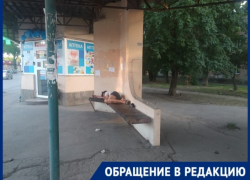Спящие в Таганроге: горожане снова жалуются, что остановки превращают в ночлежки