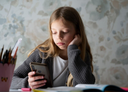 Таганрогским школьникам запретят телефоны на уроках