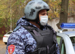 Росгвардейцы Таганрога задержали двух парней, пристававших к посетителям кафе