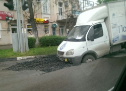 В Таганроге возле парка «Газель» провалилась в яму