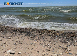 Загрязнение на побережье Таганрогского залива появляется и исчезает
