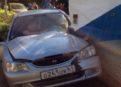 Автомобиль и трамвай лоб в лоб столкнулись в Таганроге 