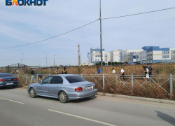 1 сентября в Таганроге решили покосить сухую траву у школы 